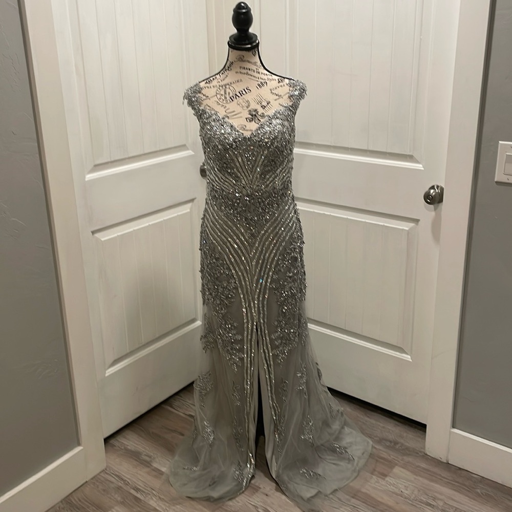 Coya Collection Silver Off-The-Shoulder Beaded Embroidery Mermaid Gown Size M